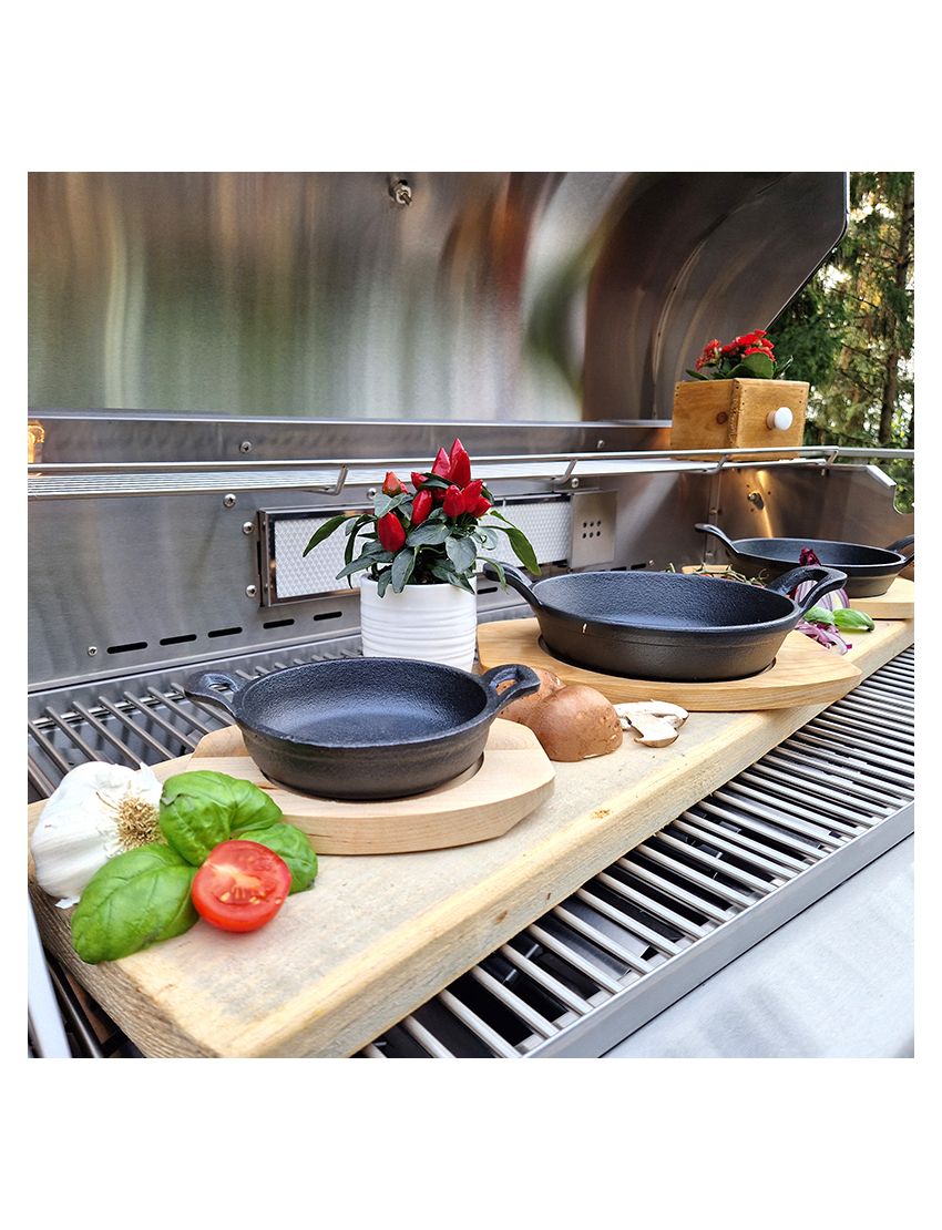 Cast iron pan with 2 handles, Ø 15 cm, and wooden base