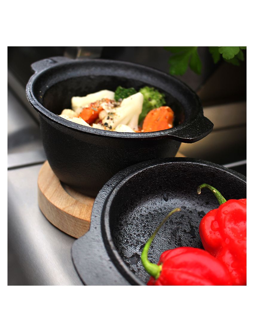 Cast iron pan with lid Ø 10 x 9 cm and wooden base